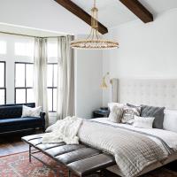 Eight Light Chandelier by Crystorama - Clover Collection, Aged Brass Finish - CLO-8898-AG